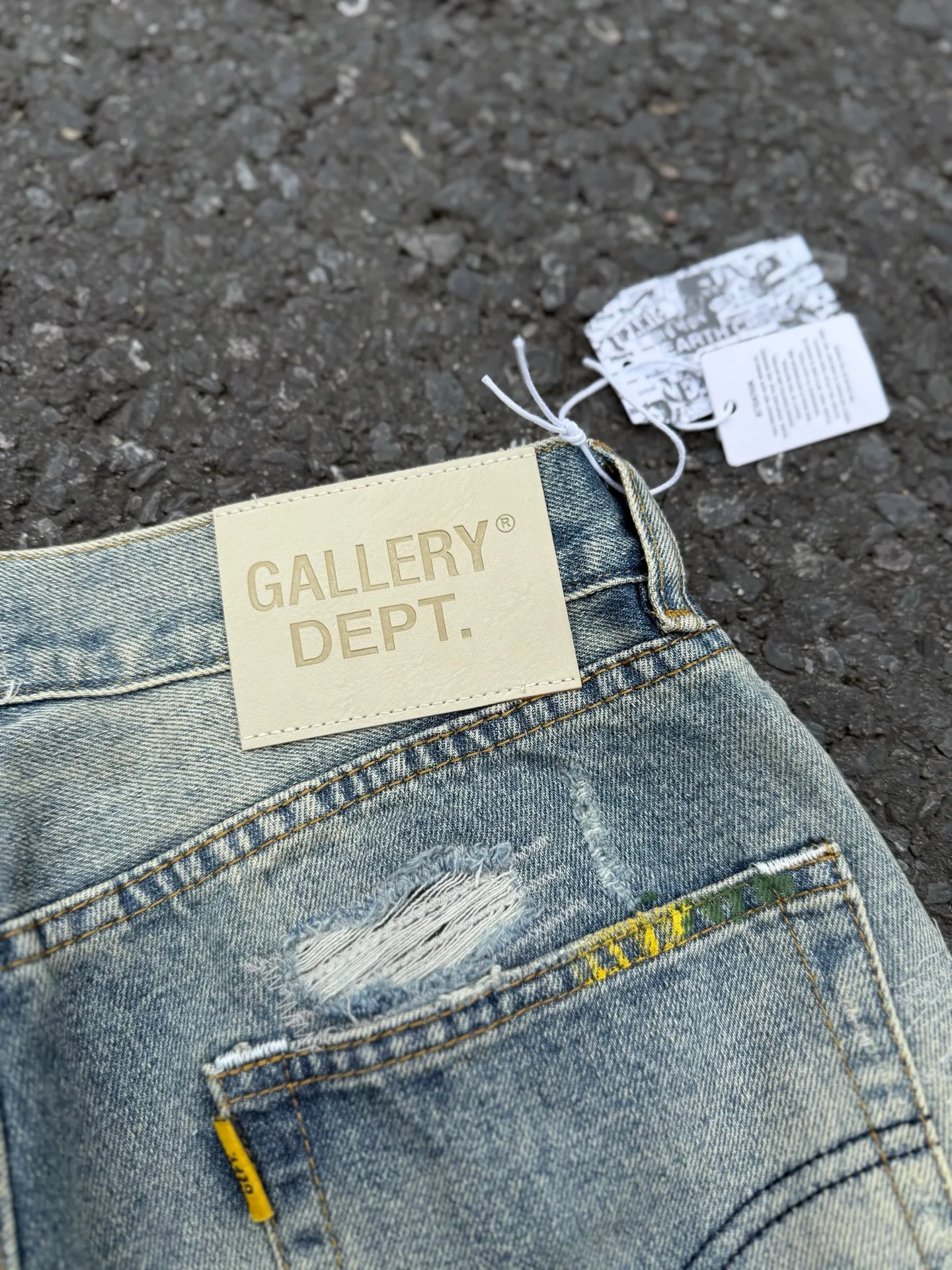 #8215 P300💰 GALLERY DEPT. Vintage splicing, hand-stitched hole patches, random tie lines, loose washed flared jeans - truly restore the ultimate texture of Vintage - original hardware accessories, washed and other elevators, QR code analysis are all purchased from the original factory, high degree of restoration, you are welcome to compare the products ~ - three-dimensional version, loose and comfortable, not picky about the figure, taller and slimmer, factory Seiko, original factory quality control, same style for men and women, can be matched with couples Versatile recommendation: must-have jeans for all seasons - Sizes: 28 30 32 34 36